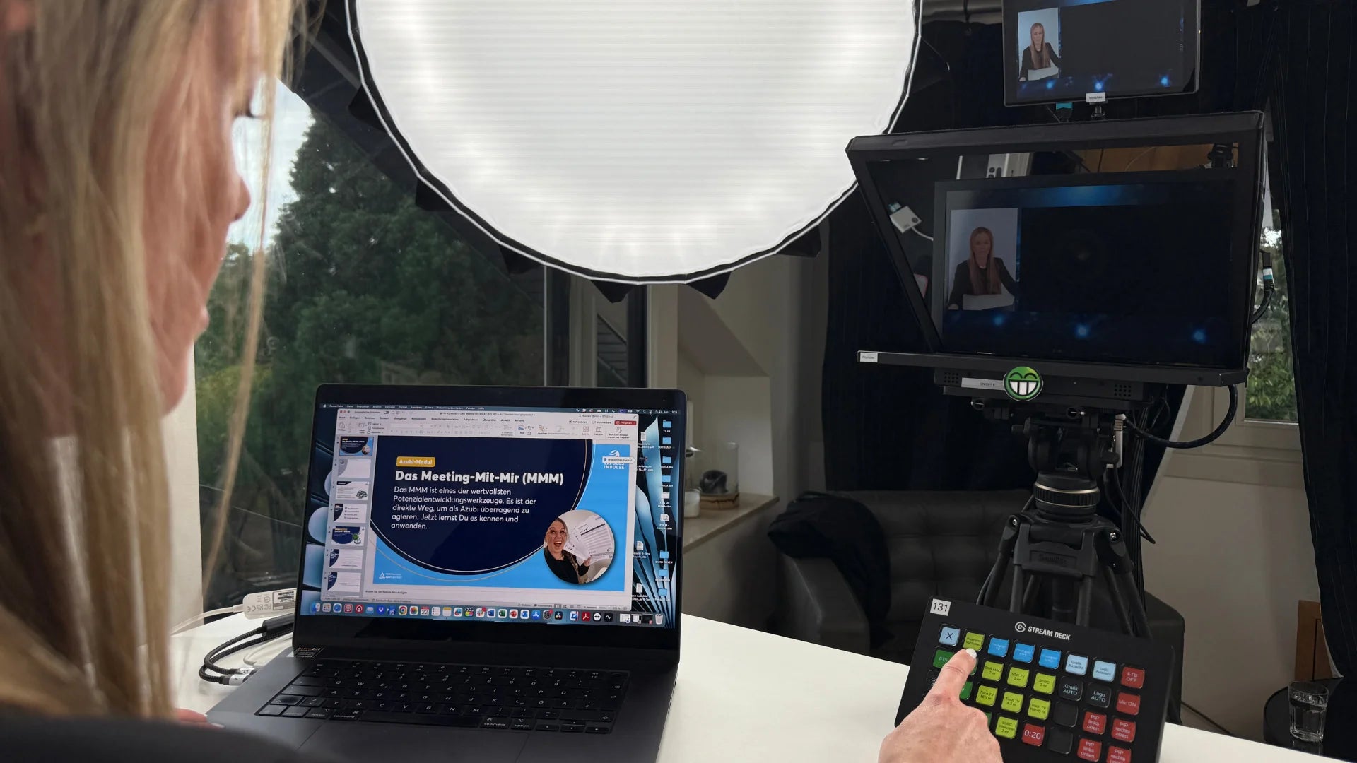 Alina Klejbor im Studio der Erfolgsimpulse GmbH bei der Vorbereitung einer digitalen Präsentation, mit Laptop, Kamera Setup und professionellem Online Coaching Equipment.