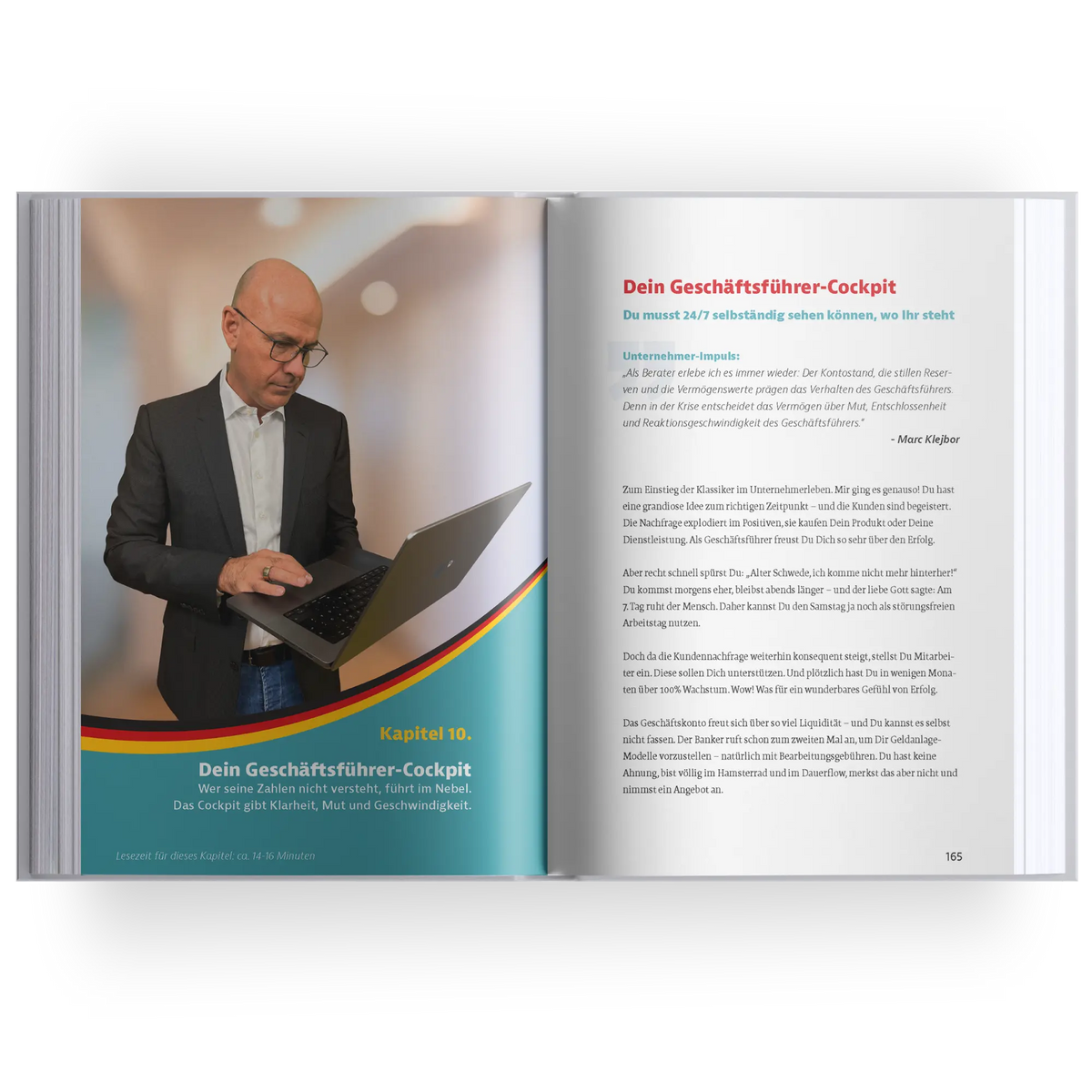 Aufgeschlagenes Buch mit Innenseiten von „Krise? Nutzen!“ von Marc Klejbor, links mit Autorenfoto und Kapitelauftakt „Dein Geschäftsführer Cockpit“, rechts mit Fachtext über Unternehmenskennzahlen, Liquidität, Entscheidungen und strategische Unternehmensführung, als Businessbuch für Unternehmer, Geschäftsführer und Führungskräfte.
