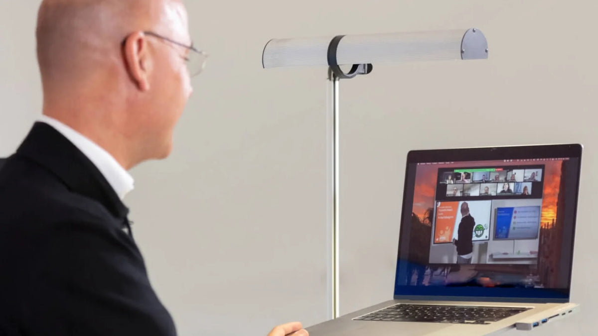 Marc Klejbor im Zoom Call mit mehreren Teilnehmern am Laptop, digitale Präsentation und Online Coaching der Erfolgsimpulse GmbH.