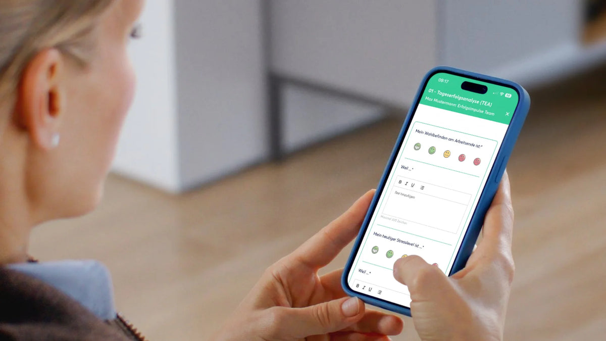 Mitarbeiterin nutzt die Erfolgsimpulse App auf dem Smartphone und füllt die Tageserfolgsanalyse aus, digitales Tool für Wohlbefinden, Reflexion und wirksame Mitarbeiterführung der Erfolgsimpulse GmbH.