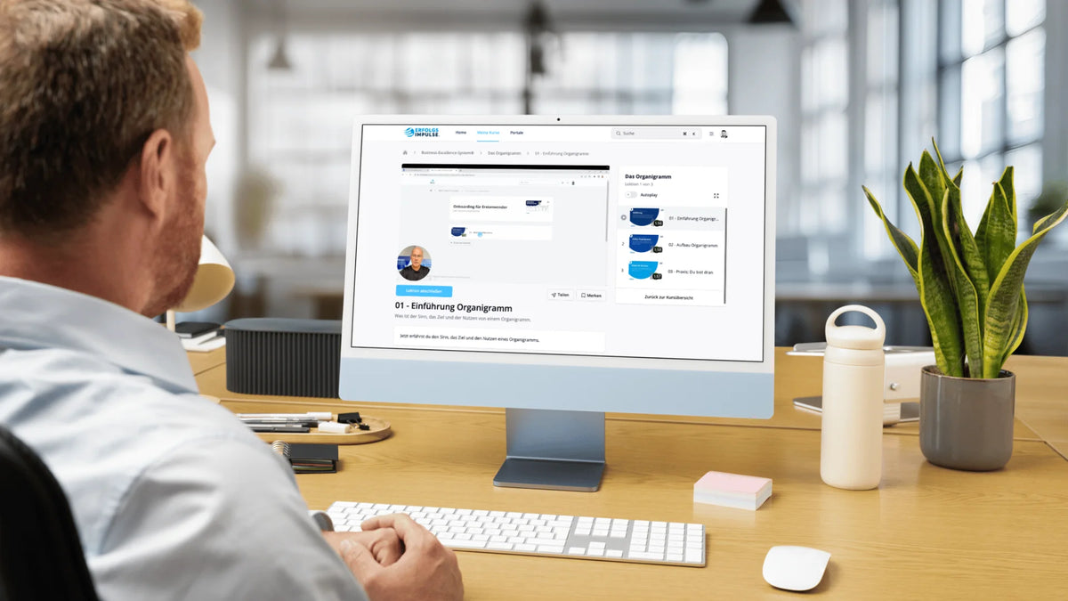 Unternehmer im Büro nutzt die Erfolgsimpulse Academy am Desktop, digitales Lernmodul zum Organigramm für strukturierte Unternehmensführung und klare Prozesse.