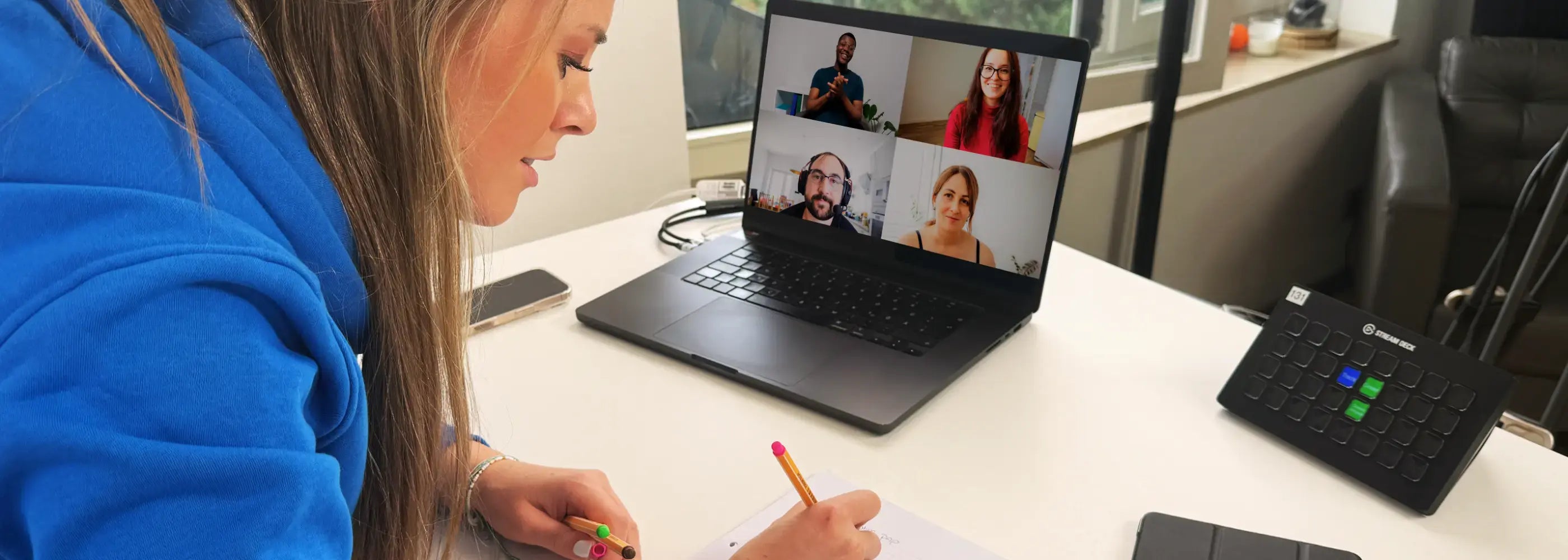 Alina Klejbor arbeitet am Schreibtisch und macht Notizen während eines Video Calls am Laptop, digitale Beratung und Online Coaching der Erfolgsimpulse GmbH.