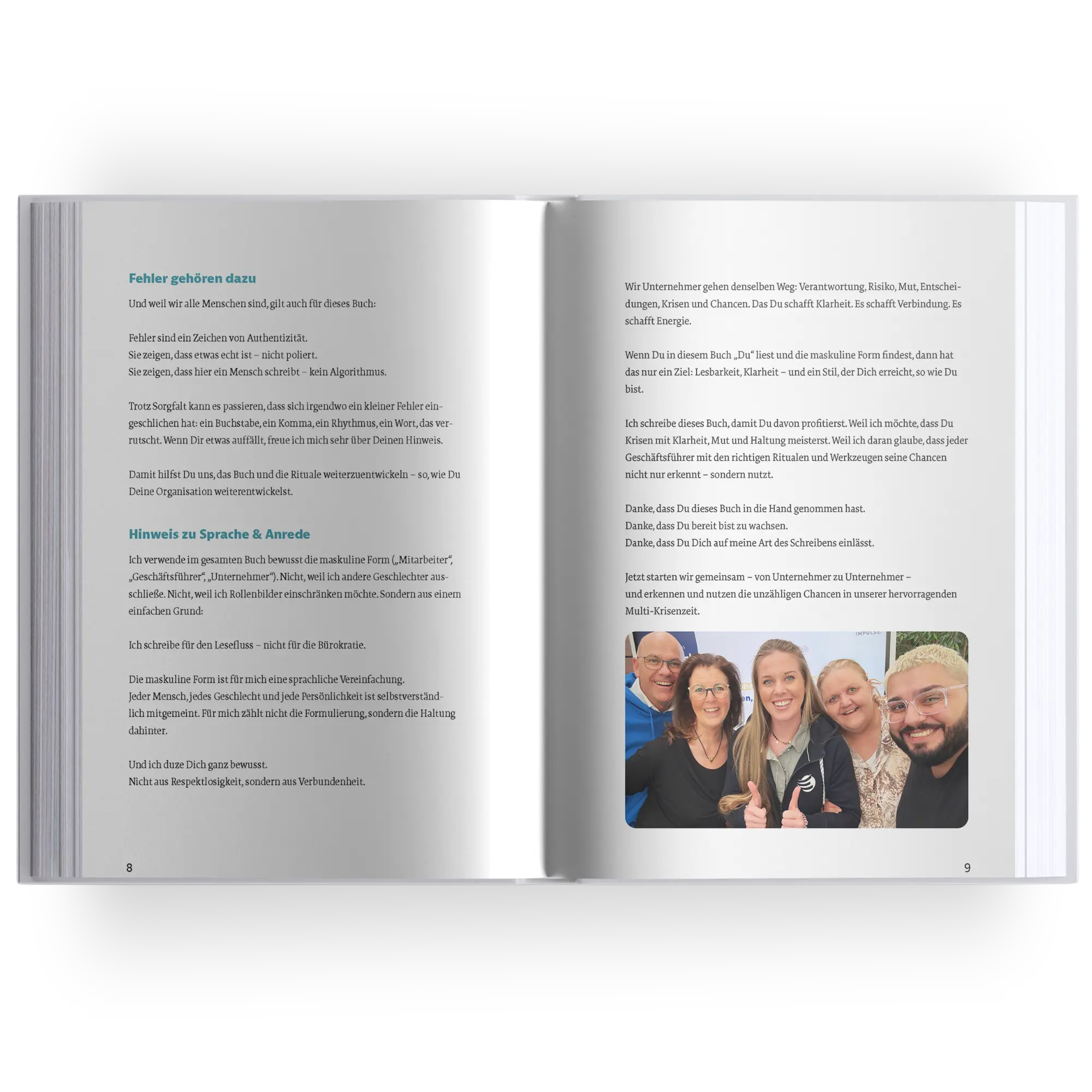 Aufgeschlagenes Buch mit Innenseiten von „Krise? Nutzen!“ von Marc Klejbor, links mit Text zu Fehlerkultur und Sprache, rechts mit motivierendem Unternehmertext und Teamfoto, als Businessbuch über Krisenmanagement, Führung, Haltung und praxisnahe Umsetzung.