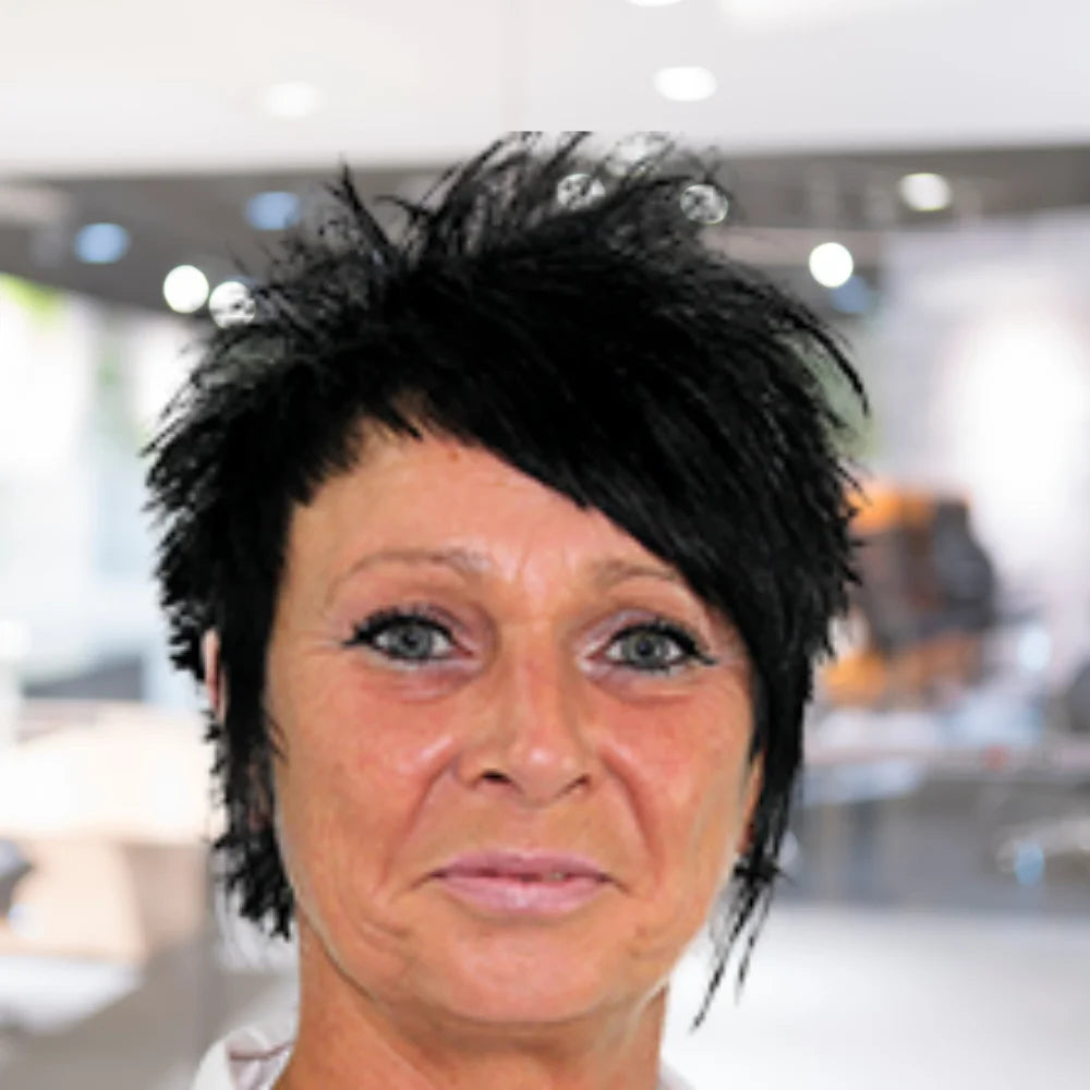 Porträt von Simone Bongartz, Außendienst Teamleiterin, vor modernem Hintergrund.