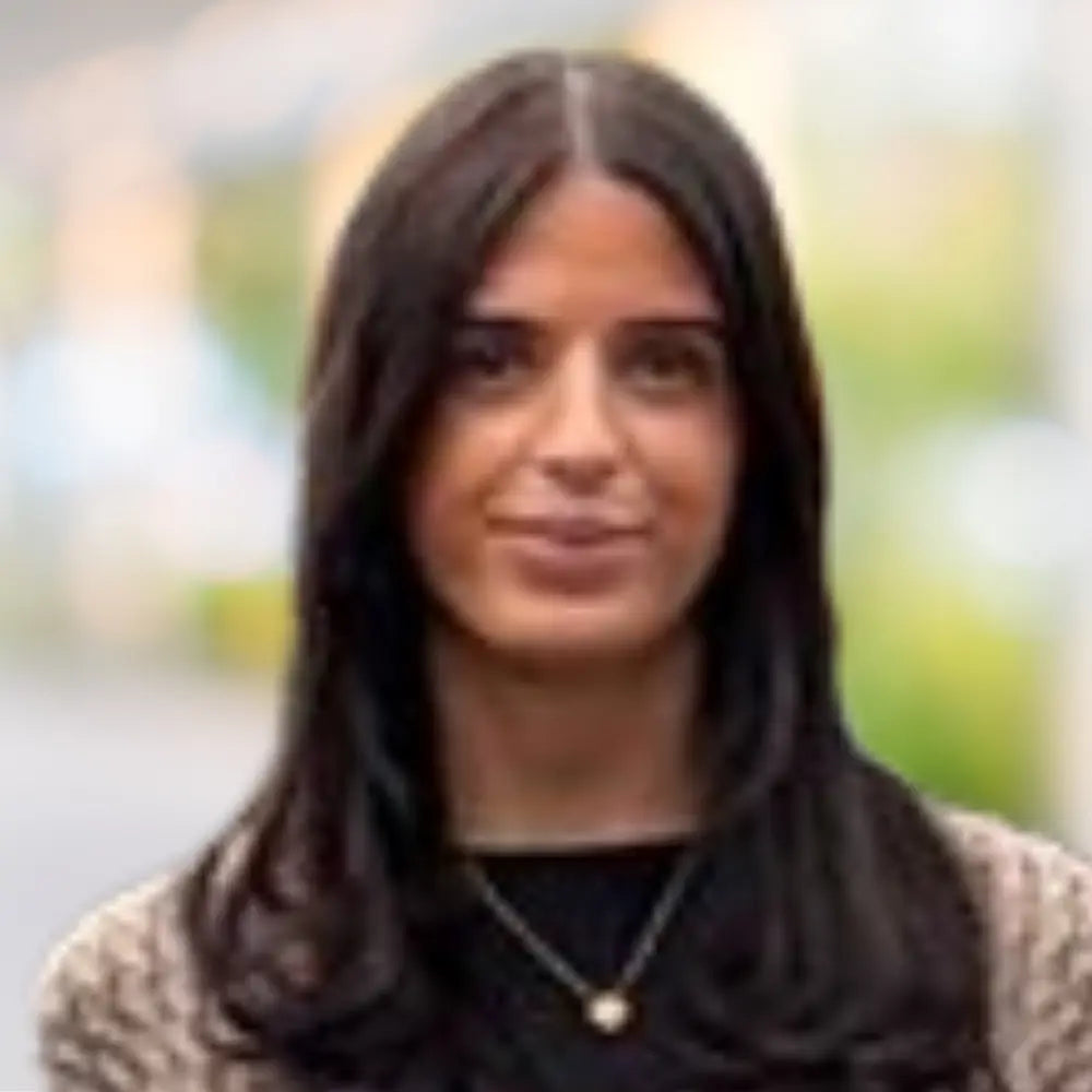 Business Porträt von Anna Francesca Gallo vor unscharfem Außenhintergrund, als Referenzmotiv für Unternehmertum, Management, professionelle Kommunikation und moderne Unternehmenspräsenz.