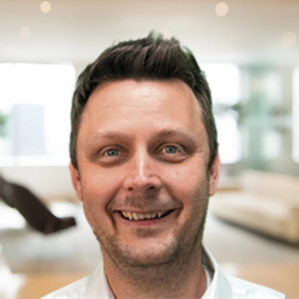 Elmar von Elbe, Leiter Qualitäts- und Projektmanagement, im professionellen Porträt als Referenzstimme zur Erfolgsimpulse App, über einfache Einrichtung, ehrliches Teamfeedback, wirksame Führung und maximale Transparenz im Arbeitsalltag