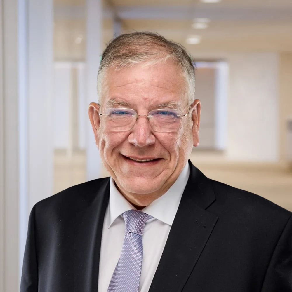 Business Porträt von Dr. Christoph Ahlhaus im dunklen Anzug mit Krawatte, freundlich lächelnd in hellem Innenraum, als Referenzmotiv für Leadership, Unternehmertum, Management und professionelle Unternehmenskommunikation.