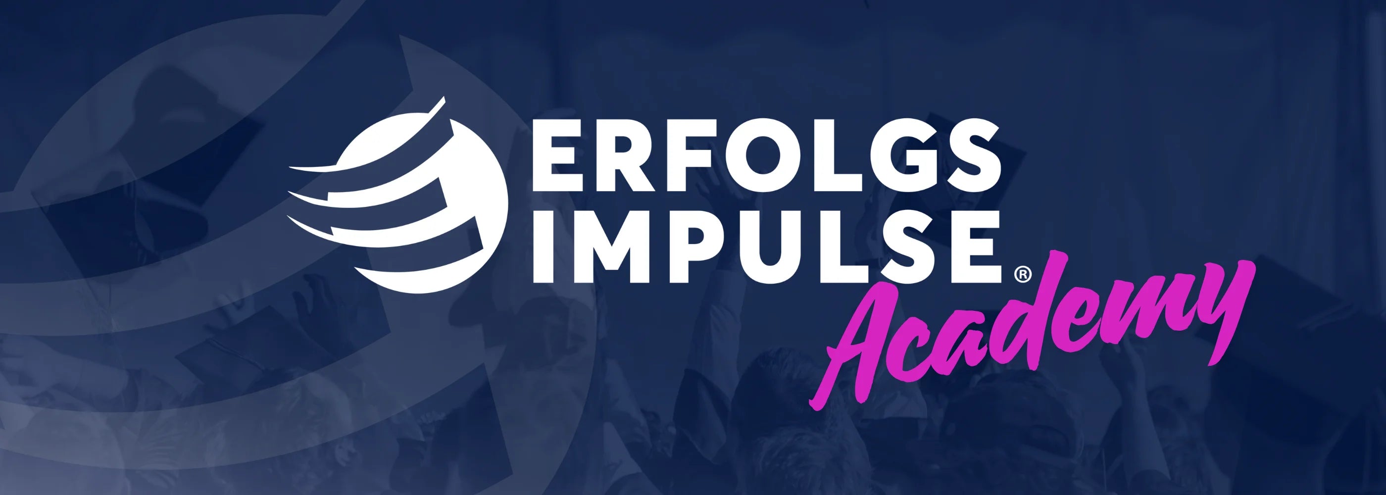 Erfolgsimpulse Academy Banner mit Unternehmenslogo und Schriftzug „Erfolgsimpulse Academy“ auf blauem Hintergrund, im Hintergrund ein Seminarpublikum als dezentes Motiv.