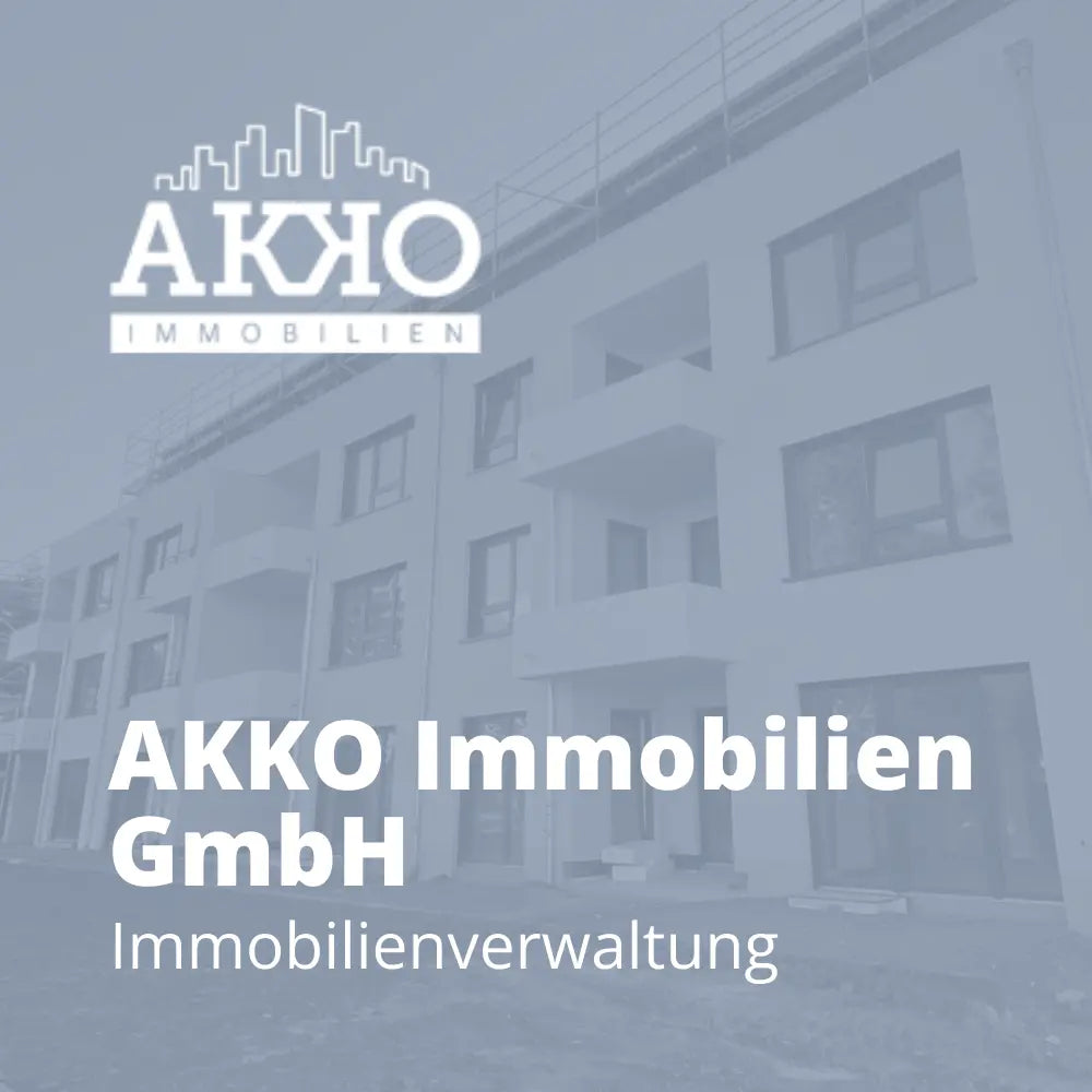 Referenzbild der AKKO Immobilien GmbH mit Logo und Text „AKKO Immobilien GmbH, Immobilienverwaltung“, im Hintergrund ein Mehrfamilienhaus, Partnerreferenz der Erfolgsimpulse GmbH.
