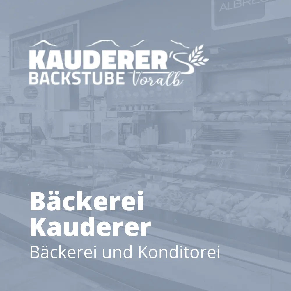 Referenzbild der Bäckerei Kauderer mit Logo und Text „Bäckerei Kauderer, Bäckerei und Konditorei“, im Hintergrund eine Bäckerei Theke mit Backwaren, Partnerreferenz der Erfolgsimpulse GmbH.
