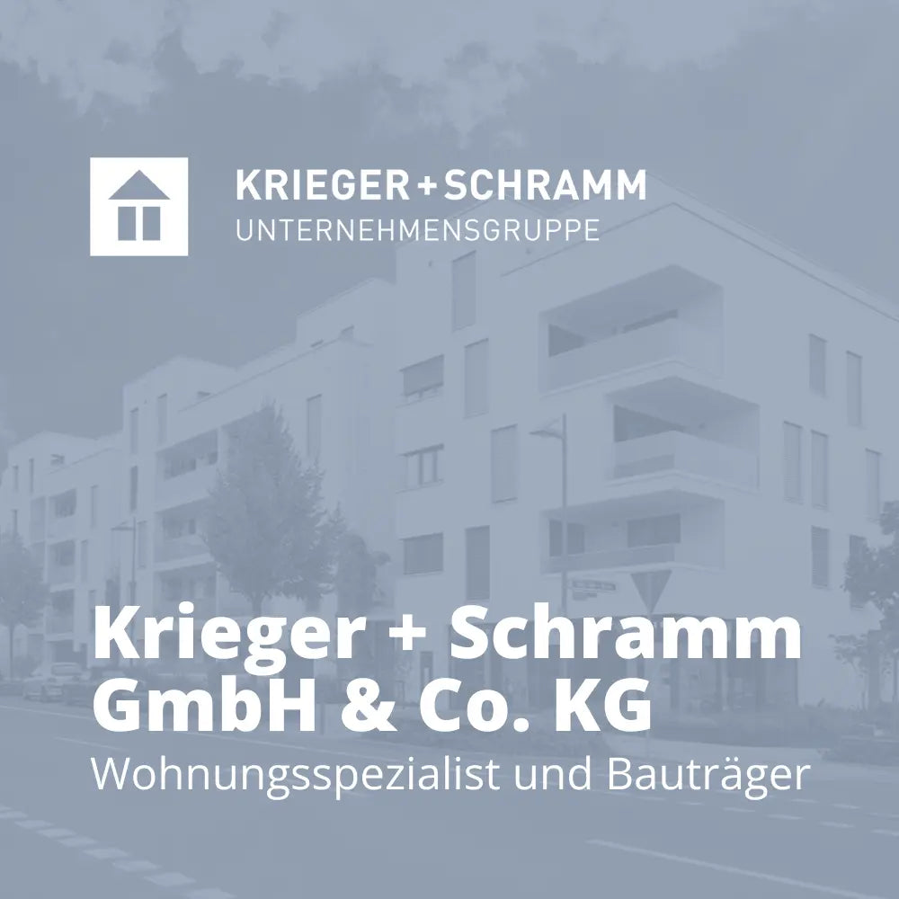 Referenzbild der Krieger + Schramm GmbH & Co. KG mit Logo und Text „Krieger + Schramm GmbH & Co. KG, Wohnungsspezialist und Bauträger“, im Hintergrund ein modernes Wohngebäude, Partnerreferenz der Erfolgsimpulse GmbH.