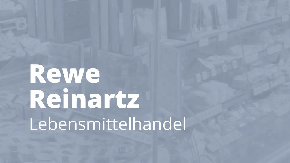 Referenzbild von REWE Reinartz mit Logo und Text „REWE Reinartz, Lebensmittelhandel“, im Hintergrund ein Supermarktregal, Partnerreferenz der Erfolgsimpulse GmbH.
