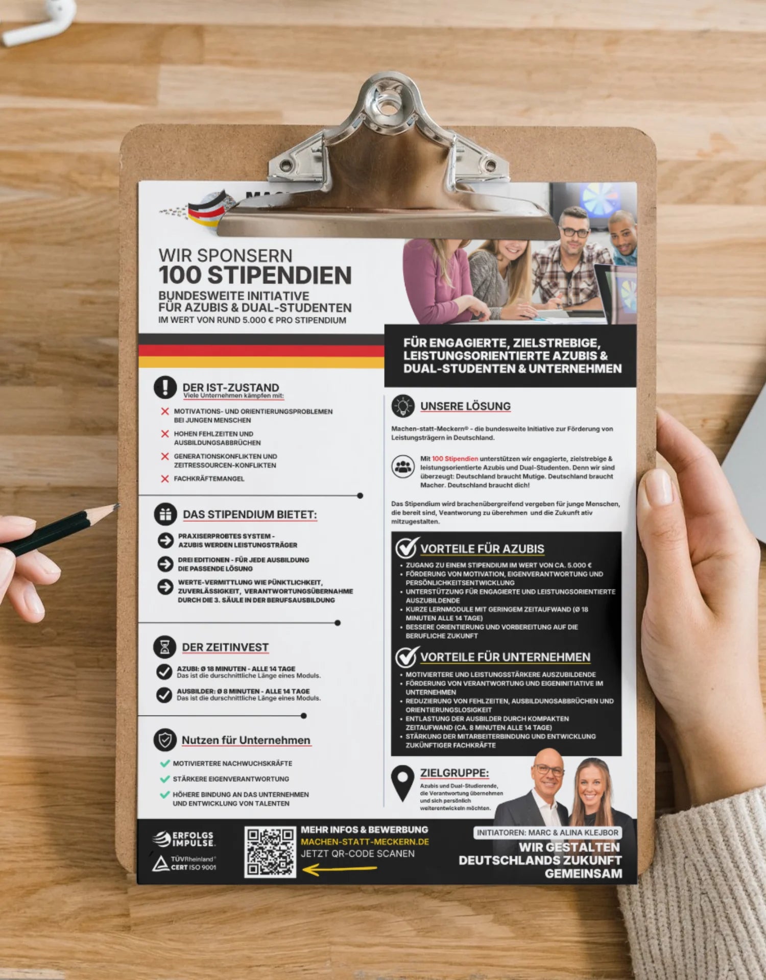 Mockup eines Info Flyers zur Initiative Machen statt Meckern auf einem Klemmbrett, mit Hinweis auf 100 gesponserte Stipendien für Azubis und Dual Studenten, Vorteilen für Unternehmen, QR Code und Informationen zu Nutzen, Zeitinvest und Bewerbung.