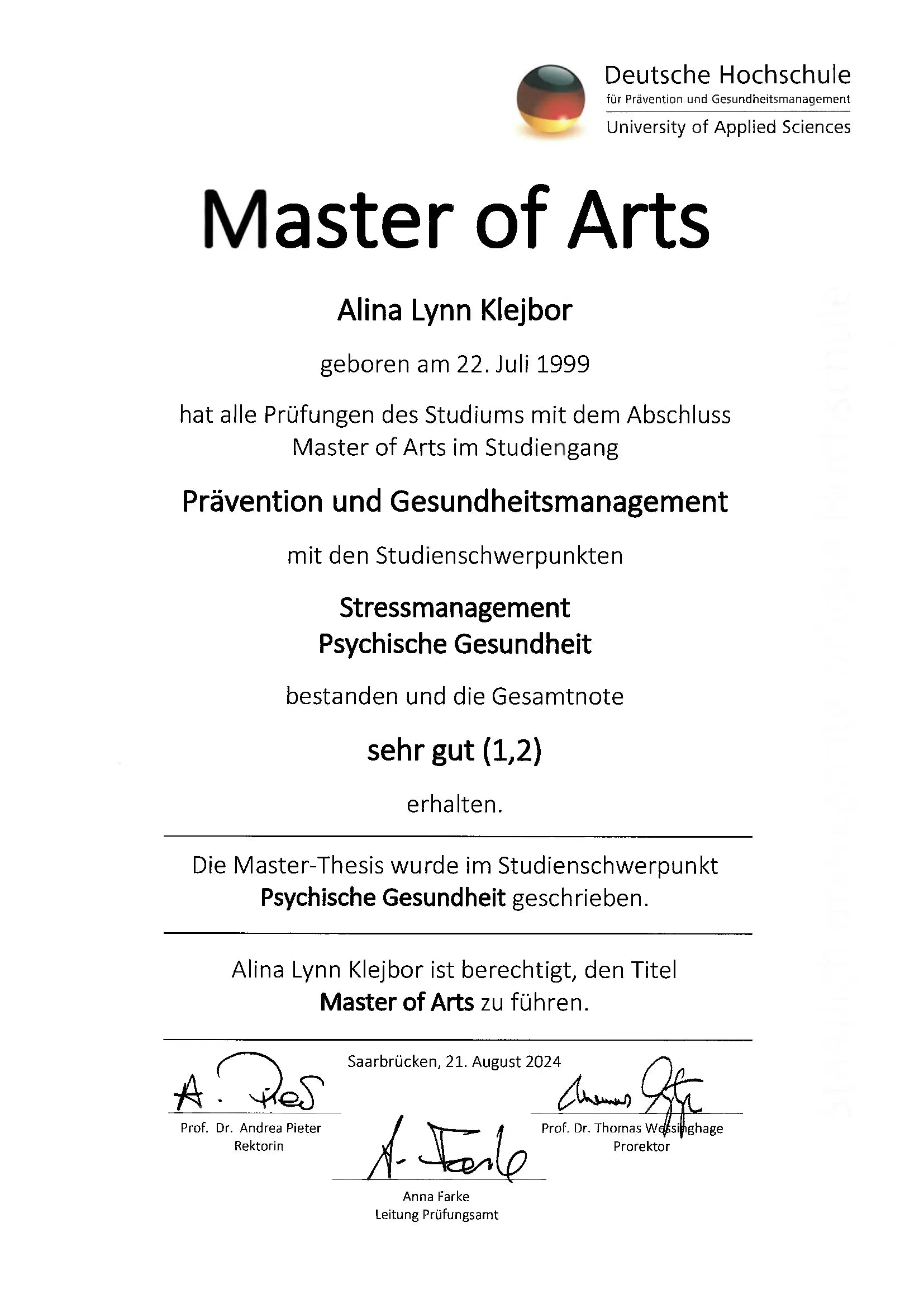 Master of Arts Urkunde von Alina Lynn Klejbor, ausgestellt von der Deutschen Hochschule für Prävention und Gesundheitsmanagement, Abschluss in Prävention und Gesundheitsmanagement mit den Schwerpunkten Stressmanagement und psychische Gesundheit.