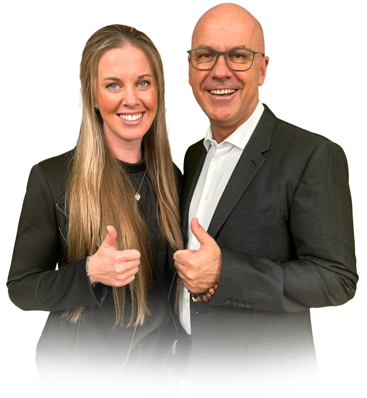 Erfolgsimpulse Teamfoto, Alina Klejbor & Marc Klejbor nebeneinander, Daumen hoch, Symbol für Qualität, Erfolg und Kundenzufriedenheit