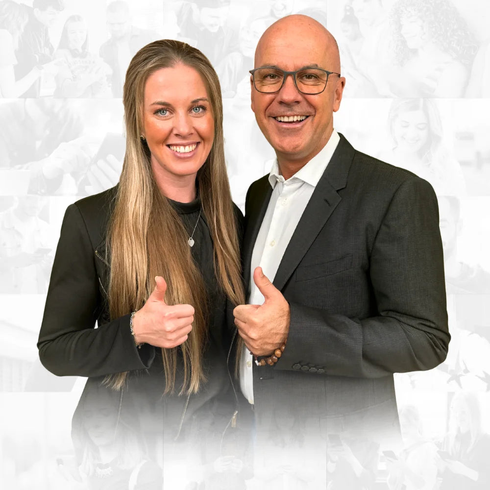 Alina und Marc Klejbor mit Daumen hoch vor einem collageartigen Hintergrund, sympathisches Key Visual der Erfolgsimpulse GmbH für Wertschätzung, Zusammenarbeit und wirksame Unternehmensführung.