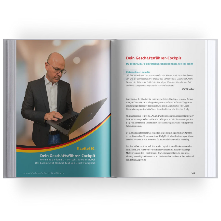 Aufgeschlagenes Buch mit Innenseiten von „Krise? Nutzen!“ von Marc Klejbor, links mit Autorenfoto und Kapitelauftakt „Dein Geschäftsführer Cockpit“, rechts mit Fachtext über Unternehmenskennzahlen, Liquidität, Entscheidungen und strategische Unternehmensführung, als Businessbuch für Unternehmer, Geschäftsführer und Führungskräfte.