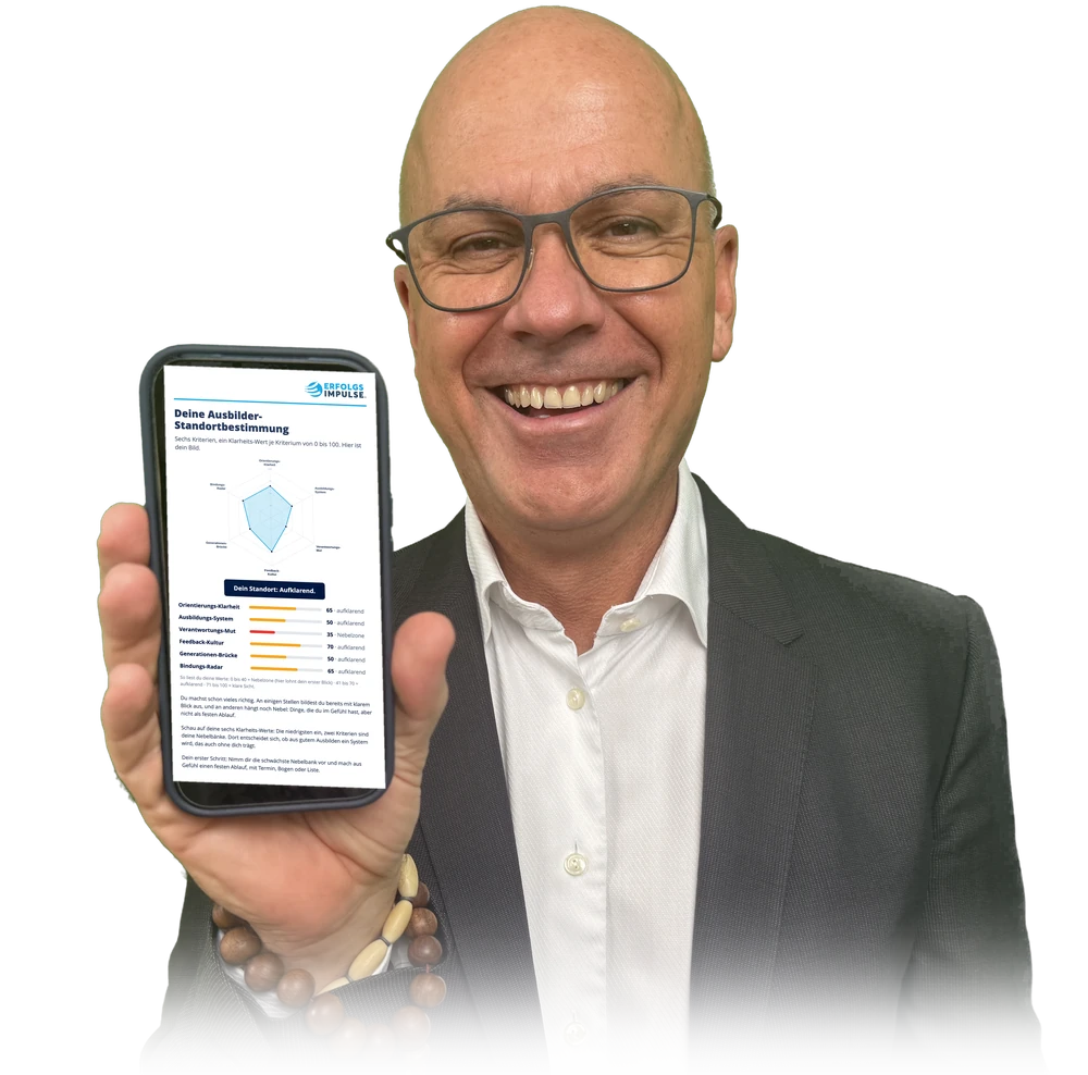 Marc Klejbor präsentiert die digitale Ausbilder-Standortbestimmung von Erfolgsimpulse auf dem Smartphone, sechs Kriterien von Orientierungs-Klarheit bis Bindungs-Radar.
