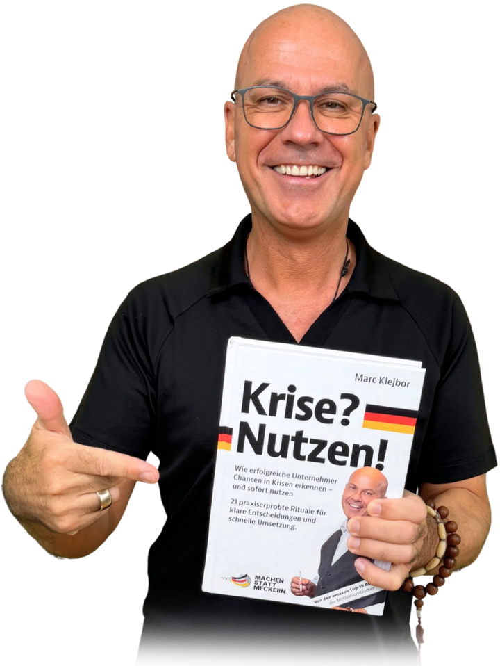 Marc Klejbor mit seinem Buch Krise? Nutzen! in der Hand