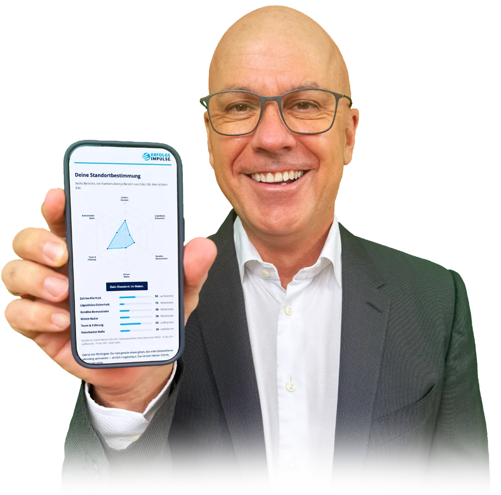 Marc Klejbor präsentiert die digitale Standortbestimmung von erfolgsimpulse auf dem Smartphone, zur Analyse von Klarheit, Führung, Entscheidungsstärke und Entwicklungspotenzial im Unternehmen.
