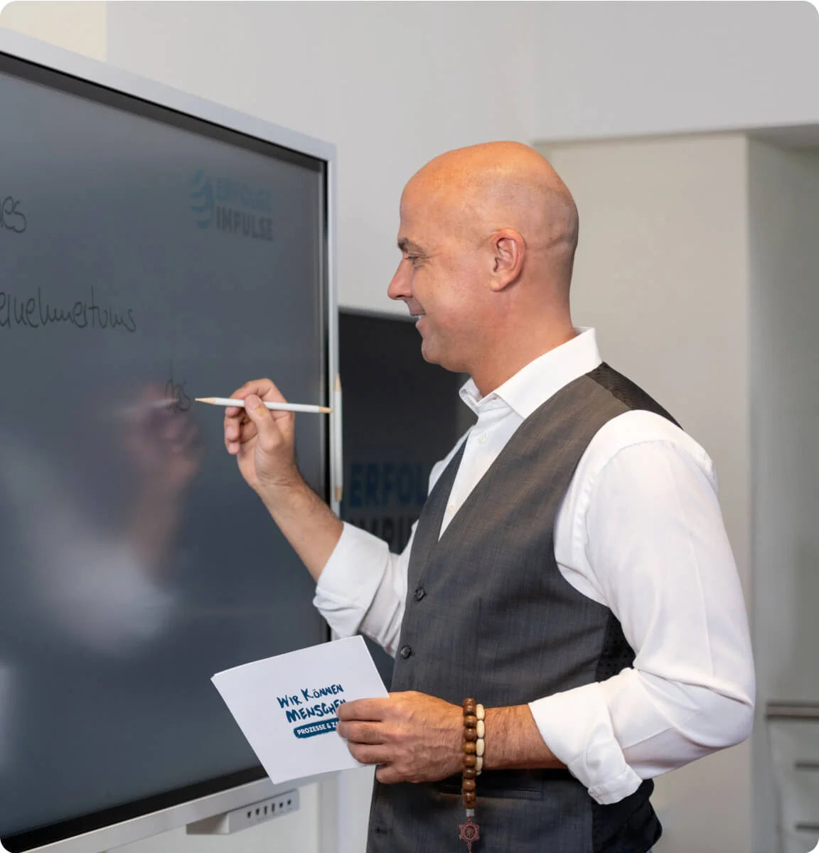 Marc Klejbor schreibt auf einem digitalen Screen und erklärt Inhalte der Erfolgsimpulse GmbH, professionelle Wissensvermittlung und strukturierte Unternehmensentwicklung.