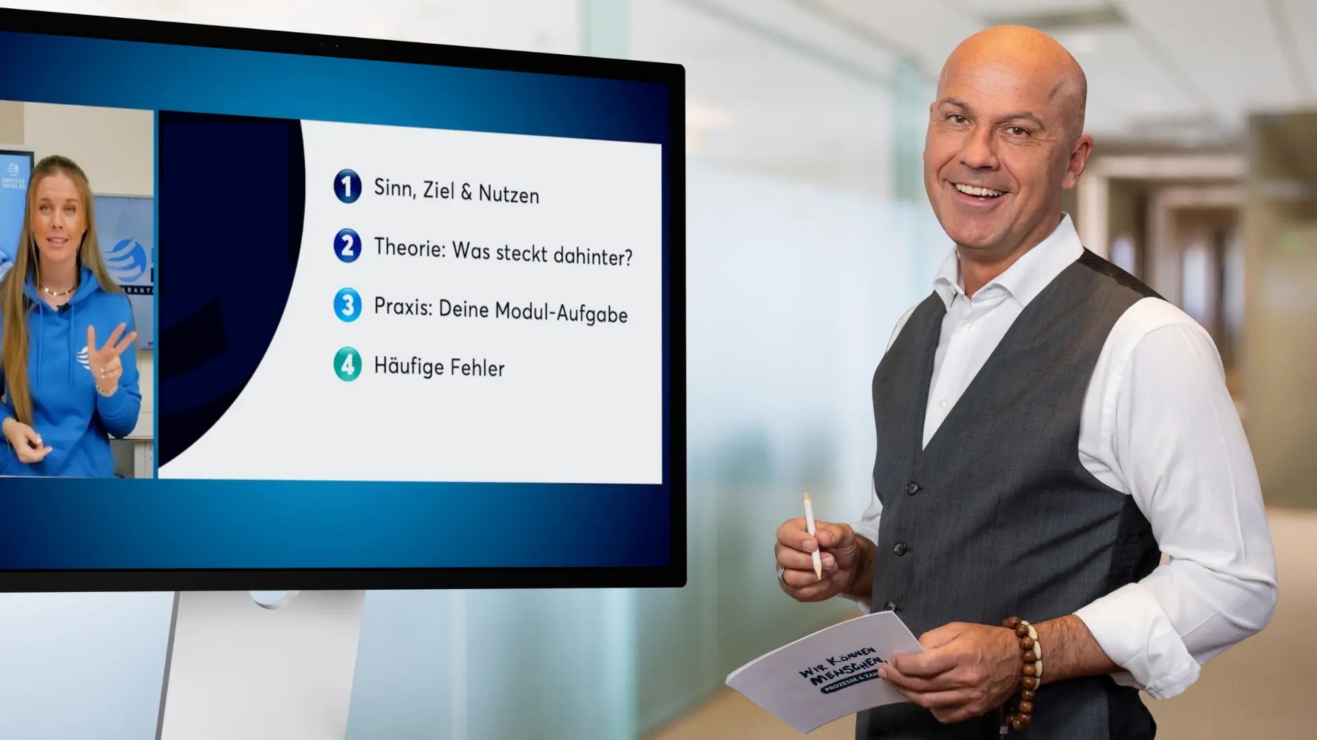 Marc Klejbor vor einem Bildschirm mit Alina Klejbor in einer digitalen Lernsequenz, professionelle Wissensvermittlung und Online Training der Erfolgsimpulse GmbH.