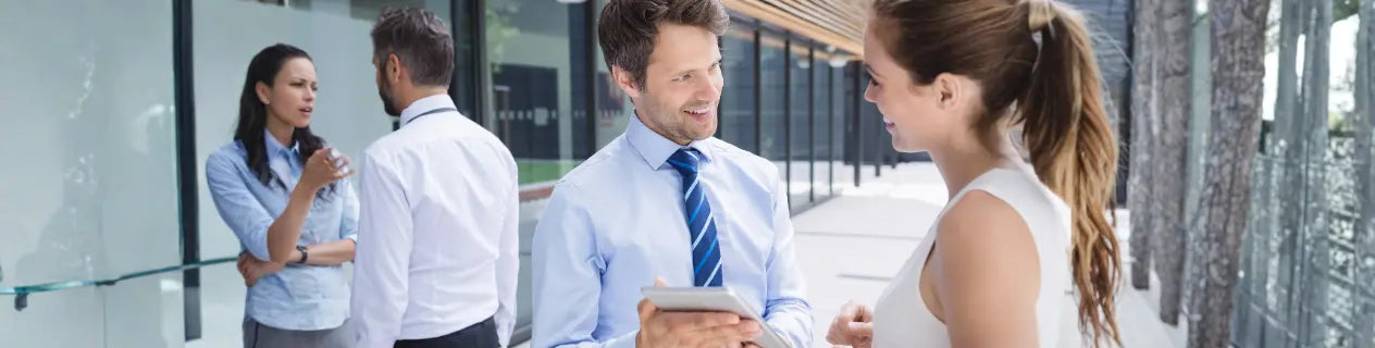 Foto zu Verantwortung übernehmen, Mitdenken und Entscheiden im Unternehmen, Mitarbeiter im Gespräch stehen für Eigenverantwortung, Austausch und eine aktive Unternehmenskultur.