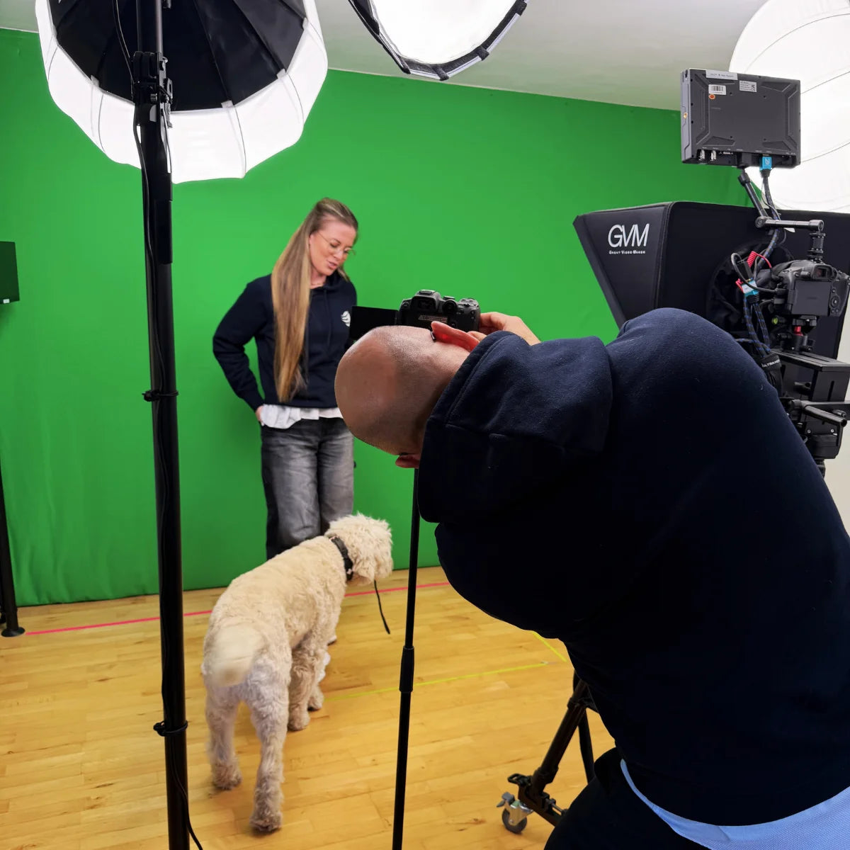 Alina und Marc Klejbor mit Praktikant Joe beim Greenscreen Shooting im Studio der Erfolgsimpulse GmbH, professionelle Content und Videoproduktion für das Webinar hinter den Kulissen.