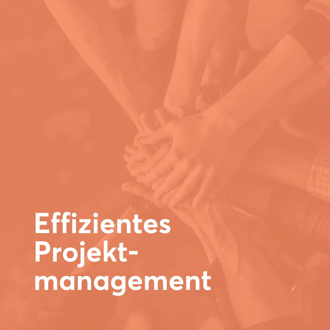 Icon „Effizientes Projektmanagement“ mit orangefarbenem Hintergrund und Team Hände übereinander als Symbol für klare Abläufe, strukturierte Umsetzung und erfolgreiche Projektsteuerung, Erfolgsimpulse GmbH.