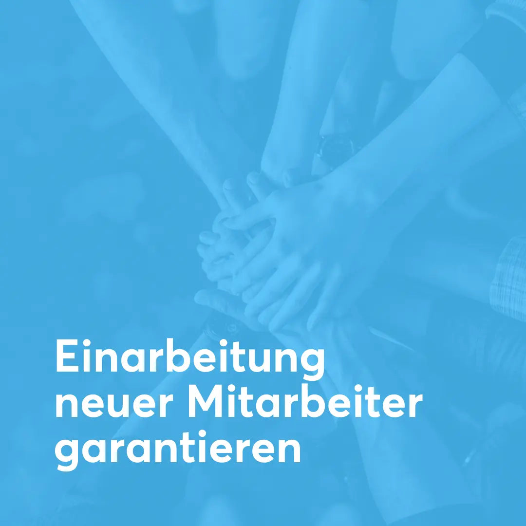 Icon „Einarbeitung neuer Mitarbeiter garantieren“ mit blauem Hintergrund und Team Hände übereinander als Symbol für strukturiertes Onboarding, klare Abläufe und sichere Integration neuer Mitarbeiter, Erfolgsimpulse GmbH.