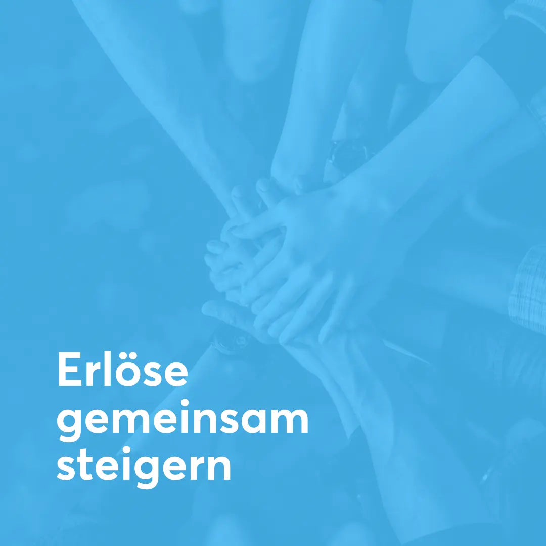 Icon „Erlöse gemeinsam steigern“ mit blauem Hintergrund und Team Hände übereinander als Symbol für gemeinsames Wachstum, stärkere Zusammenarbeit und messbare wirtschaftliche Ergebnisse, Erfolgsimpulse GmbH.