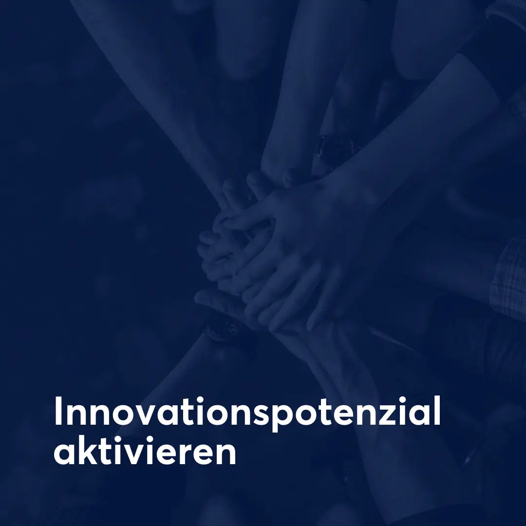 Icon „Innovationspotenzial aktivieren“ mit dunkelblauem Hintergrund und Team Hände übereinander als Symbol für neue Ideen, Entwicklung und zukunftsorientierte Zusammenarbeit, Erfolgsimpulse GmbH.