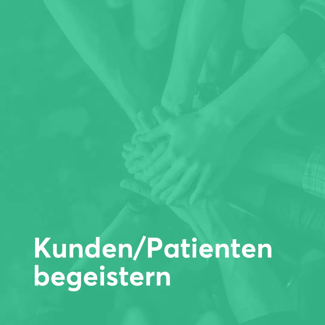 Icon „Kunden und Patienten begeistern“ mit grünem Hintergrund und Team Hände übereinander als Symbol für Servicequalität, Vertrauen und messbare Kundenzufriedenheit, Erfolgsimpulse GmbH.