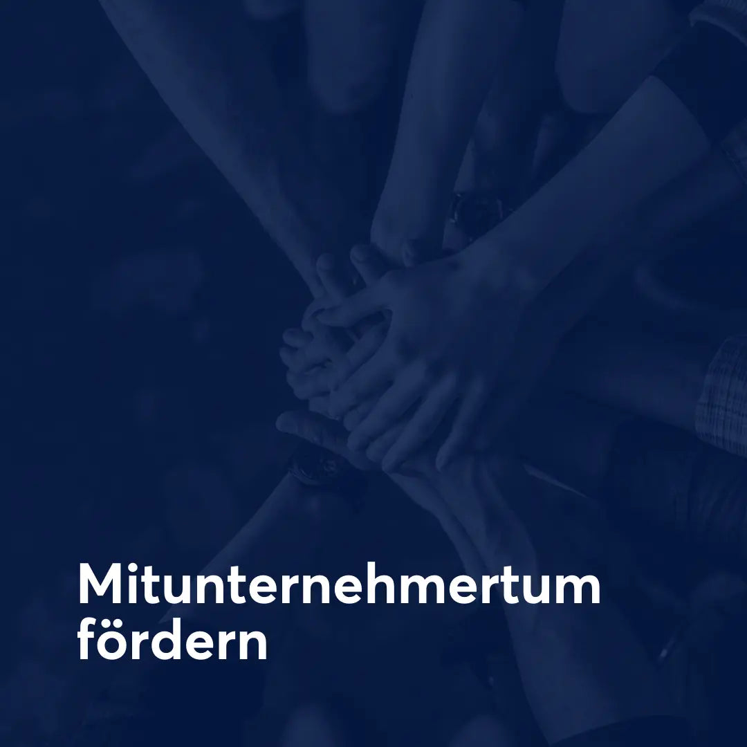 Icon „Mitunternehmertum fördern“ mit dunkelblauem Hintergrund und Team Hände übereinander als Symbol für Verantwortung, Eigeninitiative und unternehmerisches Denken, Erfolgsimpulse GmbH.