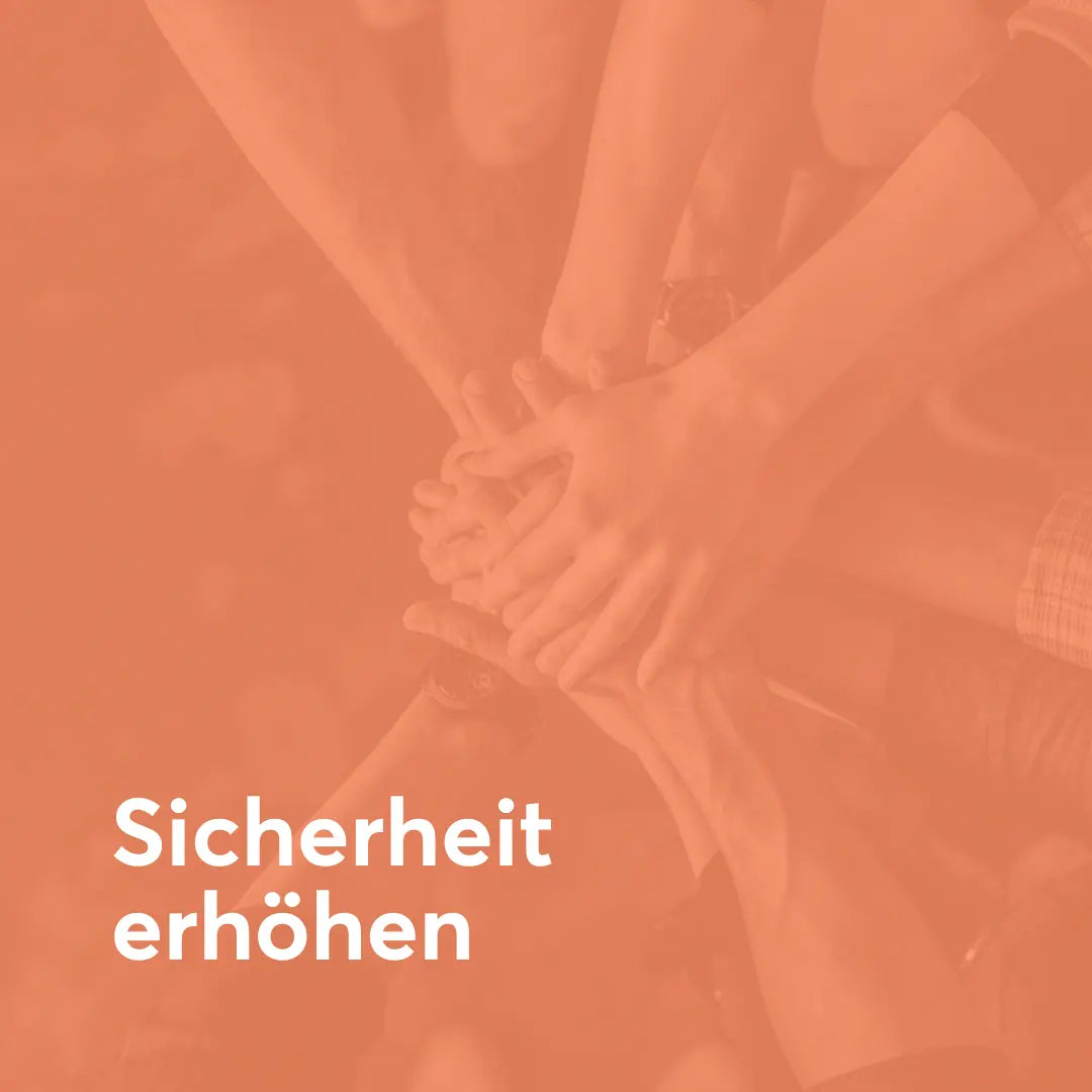 Icon „Sicherheit erhöhen“ mit orangefarbenem Hintergrund und Team Hände übereinander als Symbol für mehr Sicherheit, Verantwortung und klare Abläufe, Erfolgsimpulse GmbH.