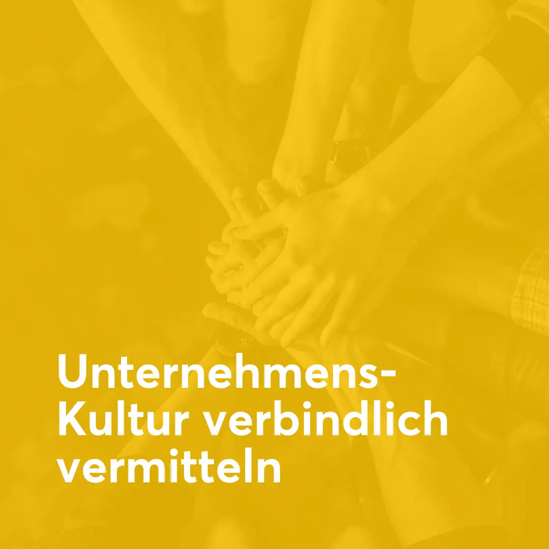 Icon „Unternehmenskultur verbindlich vermitteln“ mit gelbem Hintergrund und Team Hände übereinander als Symbol für klare Werte, gelebte Kultur und verbindliche Orientierung im Unternehmen, Erfolgsimpulse GmbH.