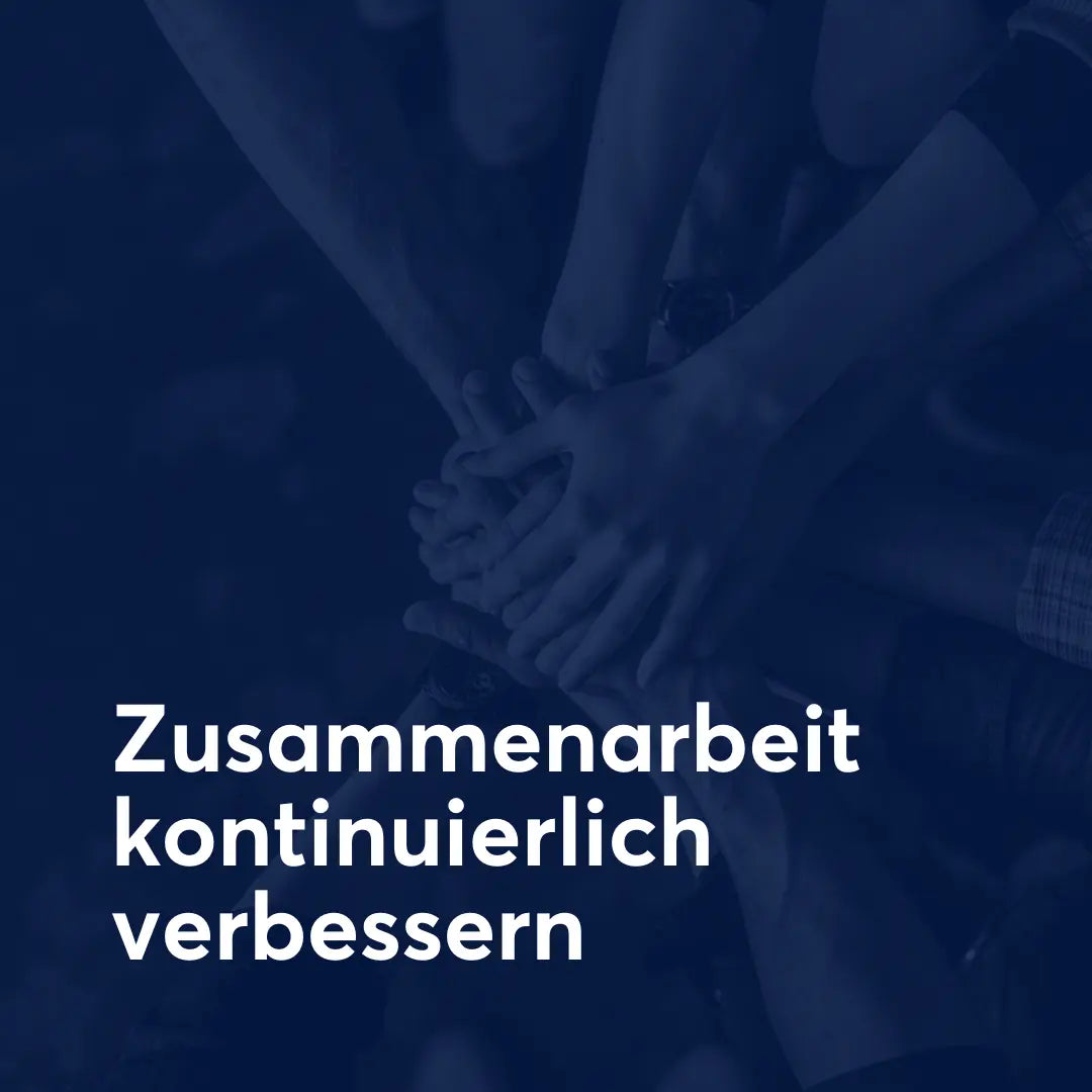 Icon „Zusammenarbeit kontinuierlich verbessern“ mit dunkelblauem Hintergrund und Team Hände übereinander als Symbol für nachhaltige Entwicklung, bessere Abstimmung und wirksame Zusammenarbeit, Erfolgsimpulse GmbH.