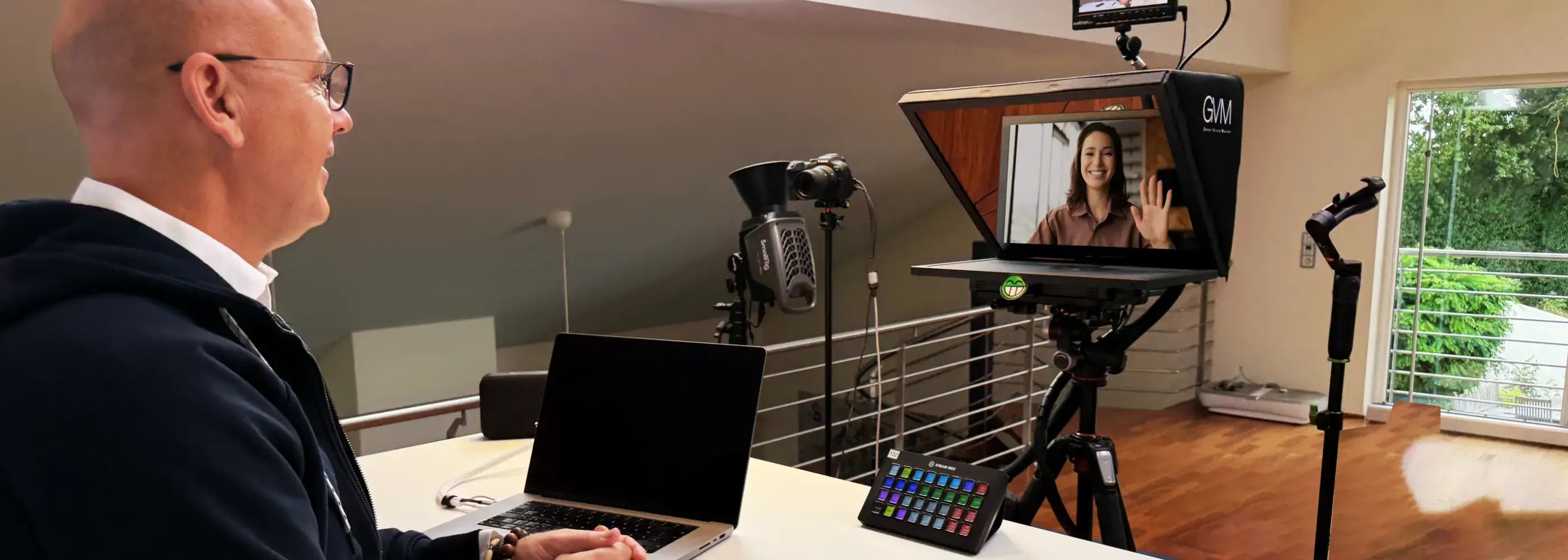 Marc Klejbor im Online Coaching Setup der Erfolgsimpulse GmbH, Video Call über Teleprompter und Kamera, digitale Beratung und professionelle Webinar Produktion.