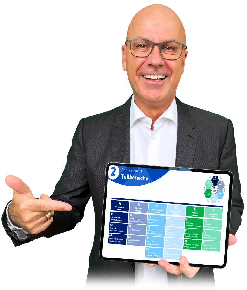 Marc Klejbor präsentiert den digitalen Rendite-Check von Erfolgsimpulse® auf dem Smartphone, zur Analyse von Mitarbeiterleistung, Verbesserungspotenzial und wirtschaftlicher Unternehmensentwicklung.