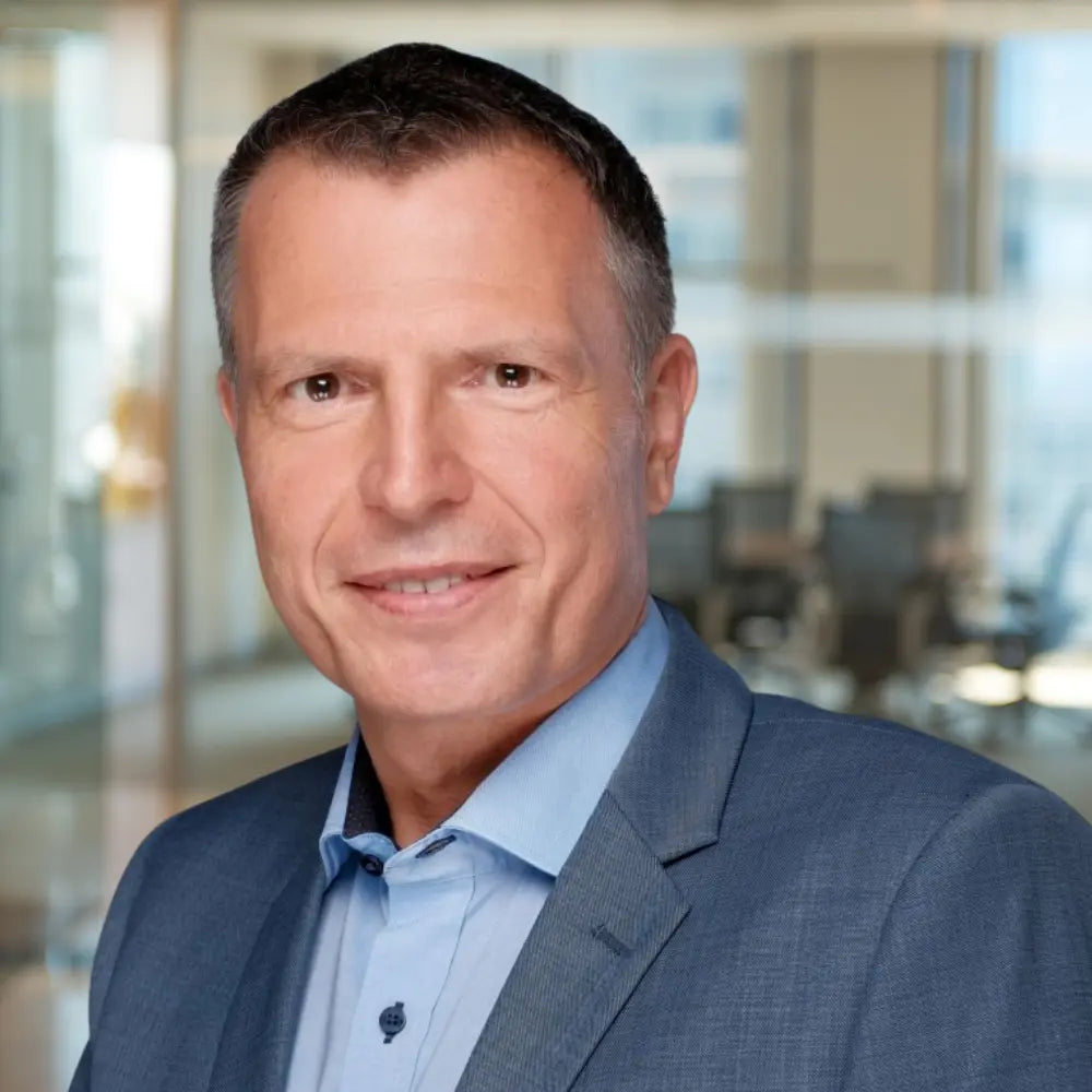 Porträt von Dr. André Moll, geschäftsführendes Vorstandsmitglied des Ludwig Erhard Preis Deutschland, im Hintergrund ein modernes Büro.