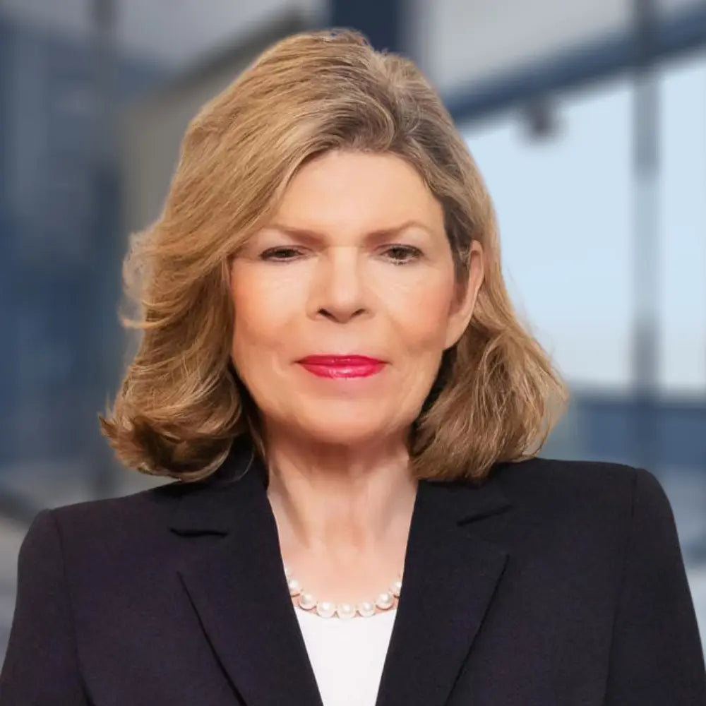 Porträt von Ingrid Hartges, Präsidentin DEHOGA Deutschland, im Business Outfit vor modernem Hintergrund.