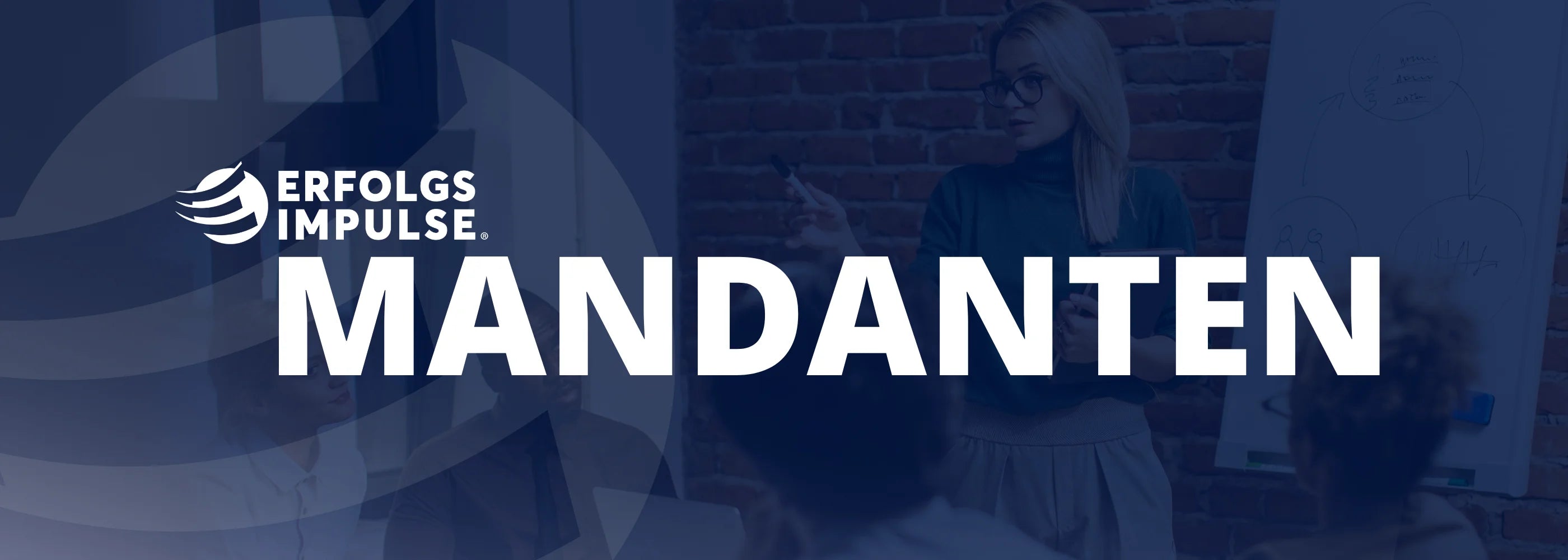 Banner „Erfolgsimpulse Mandanten“ mit Erfolgsimpulse Logo und Text „Mandanten“ auf blauem Hintergrund, im Hintergrund ein Workshop mit Präsentation am Whiteboard als dezentes Motiv.