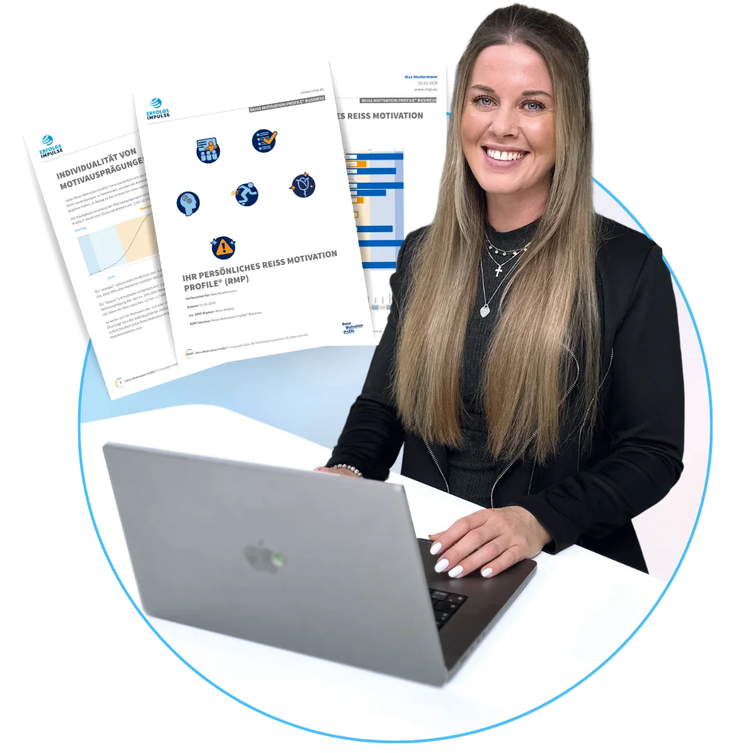 Alina Klejbor am Laptop, im Hintergrund Reiss Motivation Profile Unterlagen, digitale Auswertung und Coaching der Erfolgsimpulse GmbH.