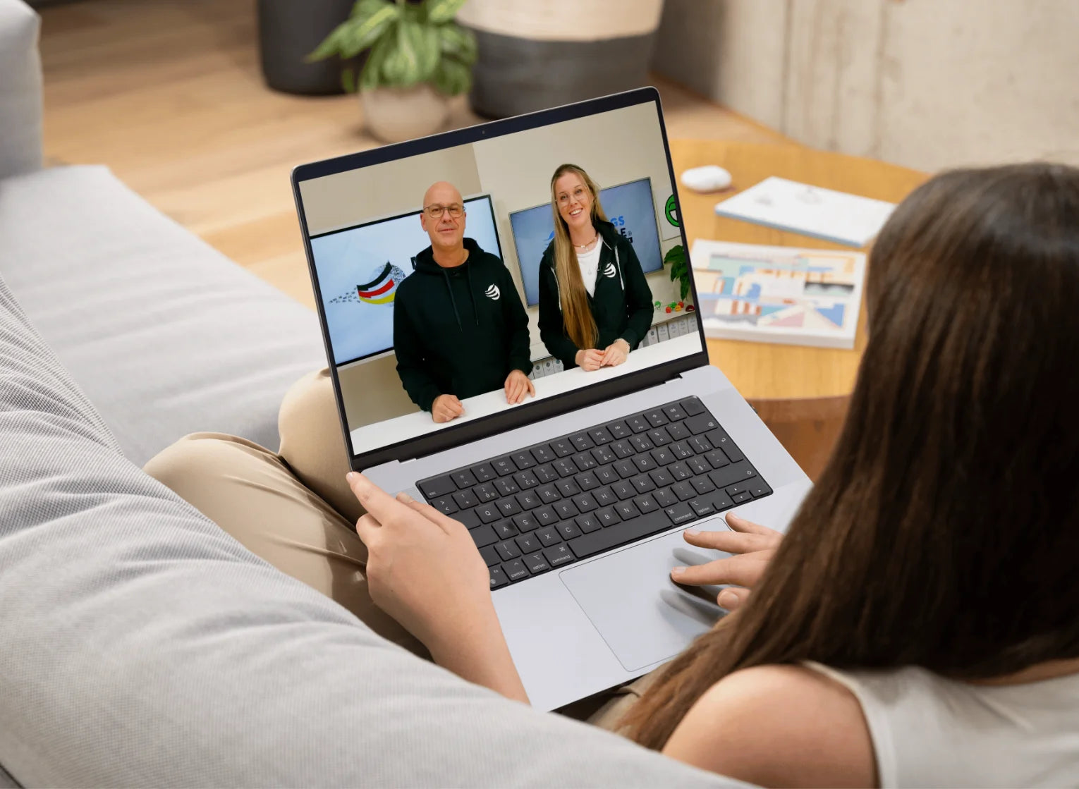 Person schaut auf dem Laptop ein Webinar mit Alina und Marc Klejbor, digitale Wissensvermittlung und Online Training der Erfolgsimpulse GmbH.