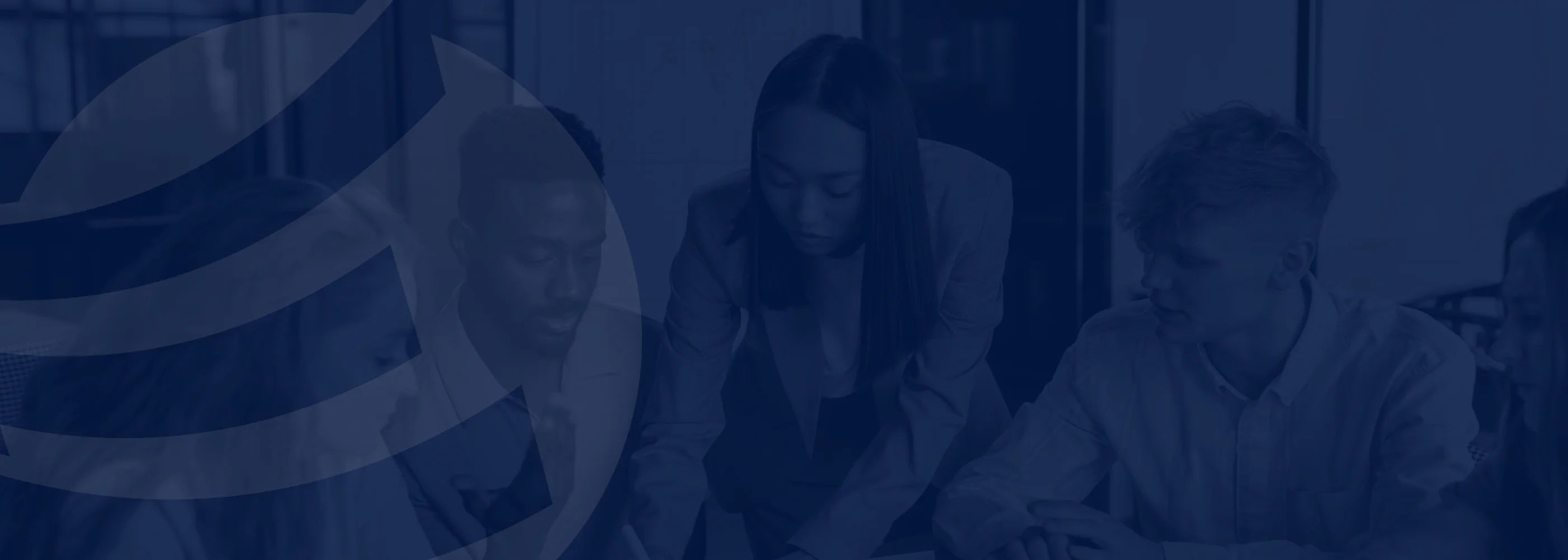 Blauer Website Banner der Erfolgsimpulse GmbH mit dezentem Teammeeting im Hintergrund und großflächigem Markenmotiv für den Bereich Wirksamkeit und Unternehmensführung.